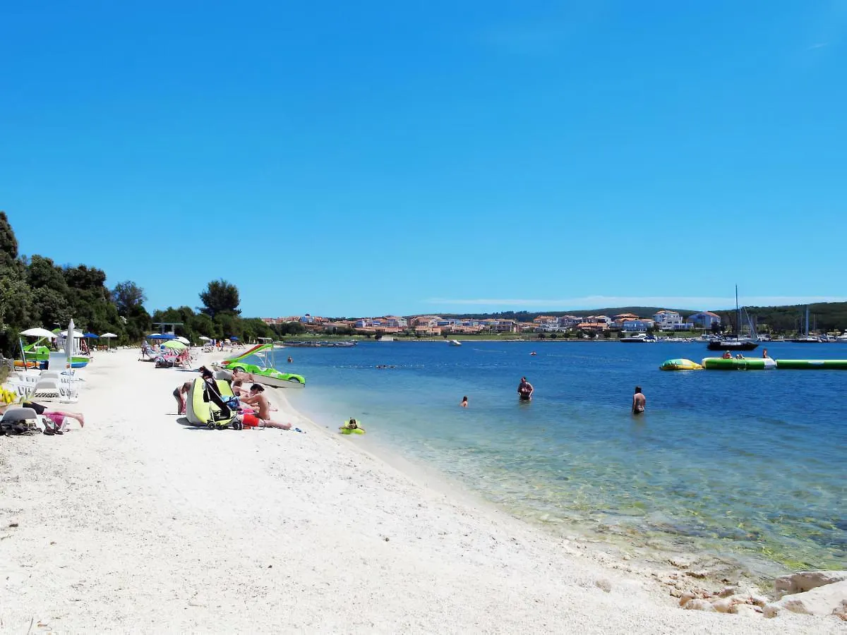 Apartments With A Parking Space Banjole, Pula - 14391 Croatia