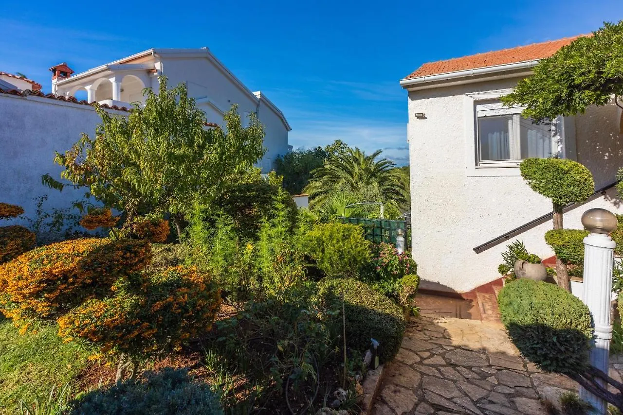 Apartments With A Parking Space Banjole, Pula - 14391 Croatia